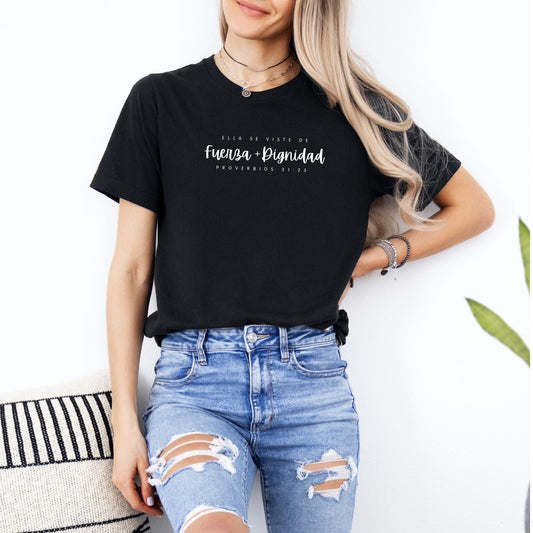 Camiseta cristiana negra para mujer con el texto "Ella se viste de fuerza y dignidad – Proverbios 31:25"