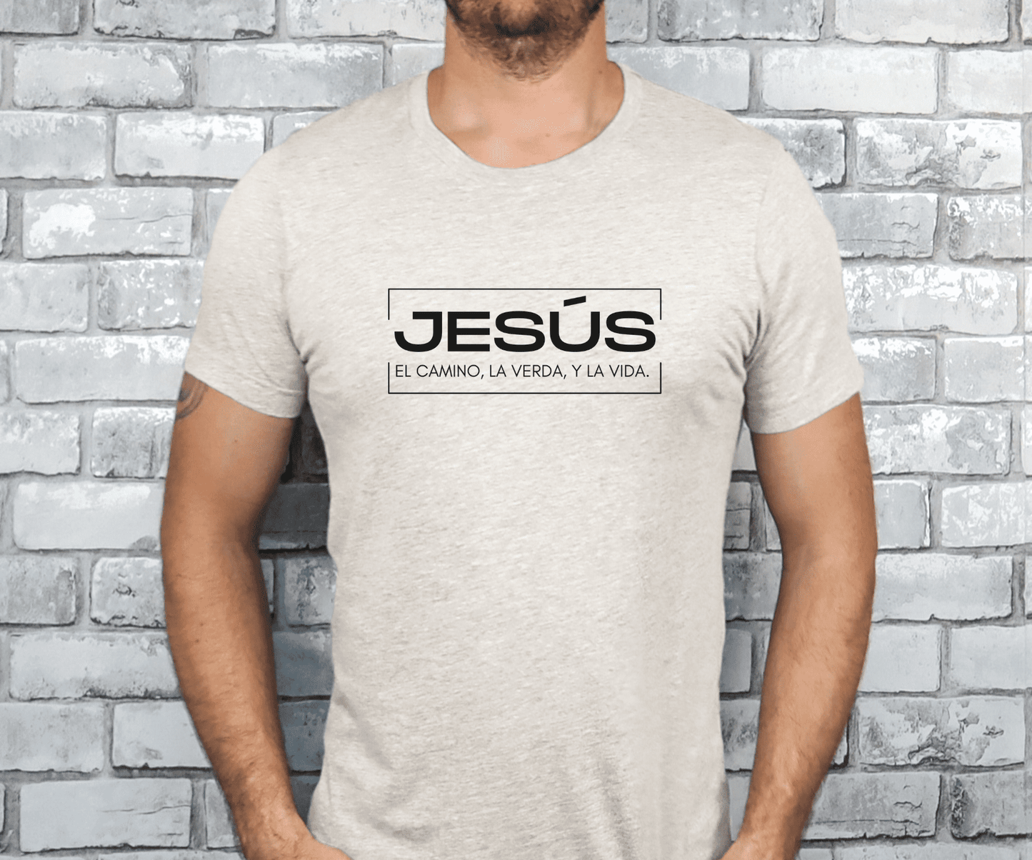 Jesús el Camino Camiseta Cristiana - Hombre usando camiseta cristiana color polvo con la frase “Jesús el Camino, la Verdad y la Vida” en letras negras.