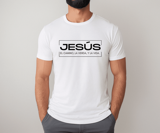 Jesús el Camino Camiseta Cristiana - Hombre usando camiseta cristiana blanca con la frase “Jesús el Camino, la Verdad y la Vida” en letras negras.