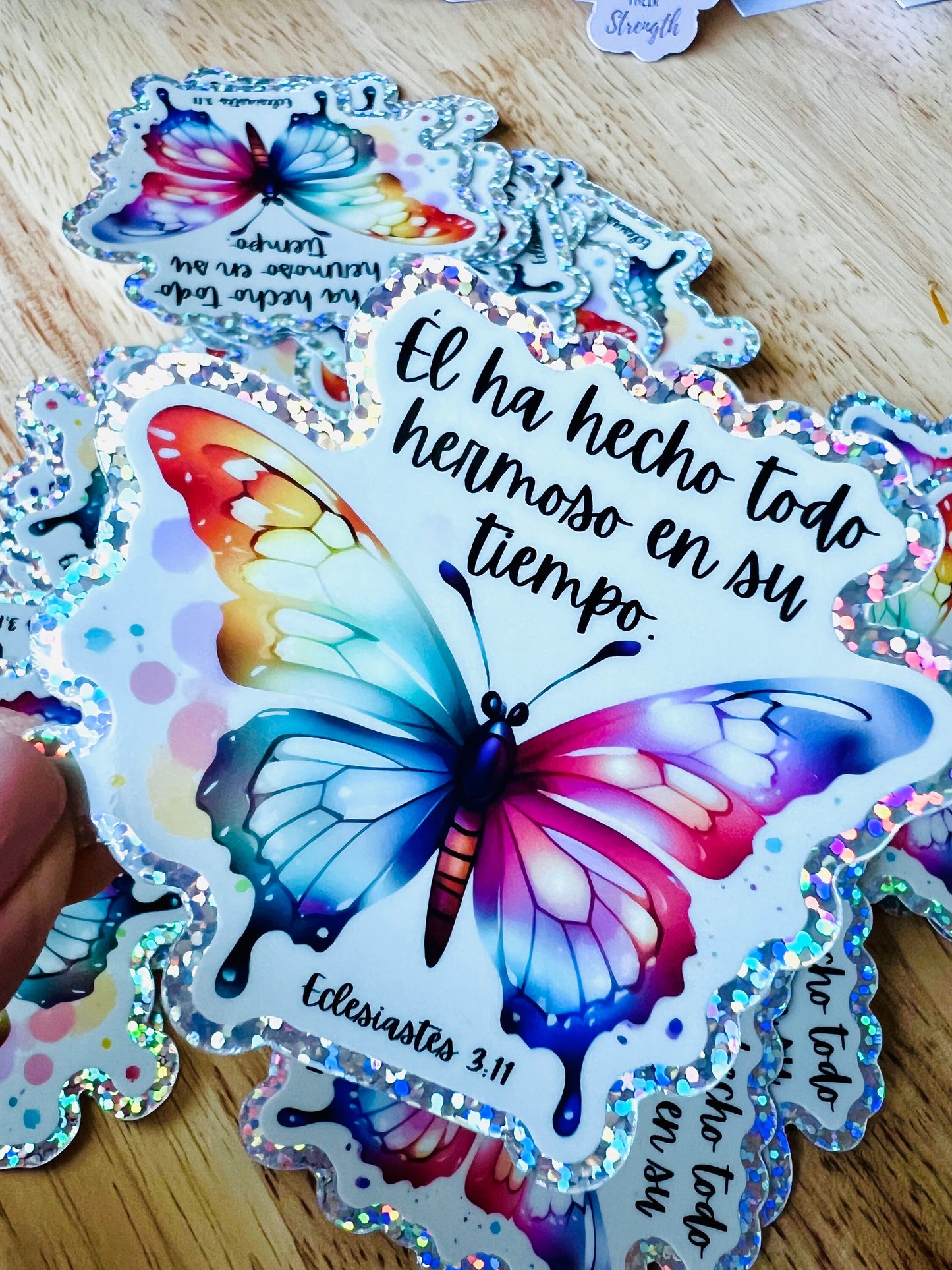 Pegatina cristiana impermeable con diseño de mariposas coloridas y versículo bíblico.