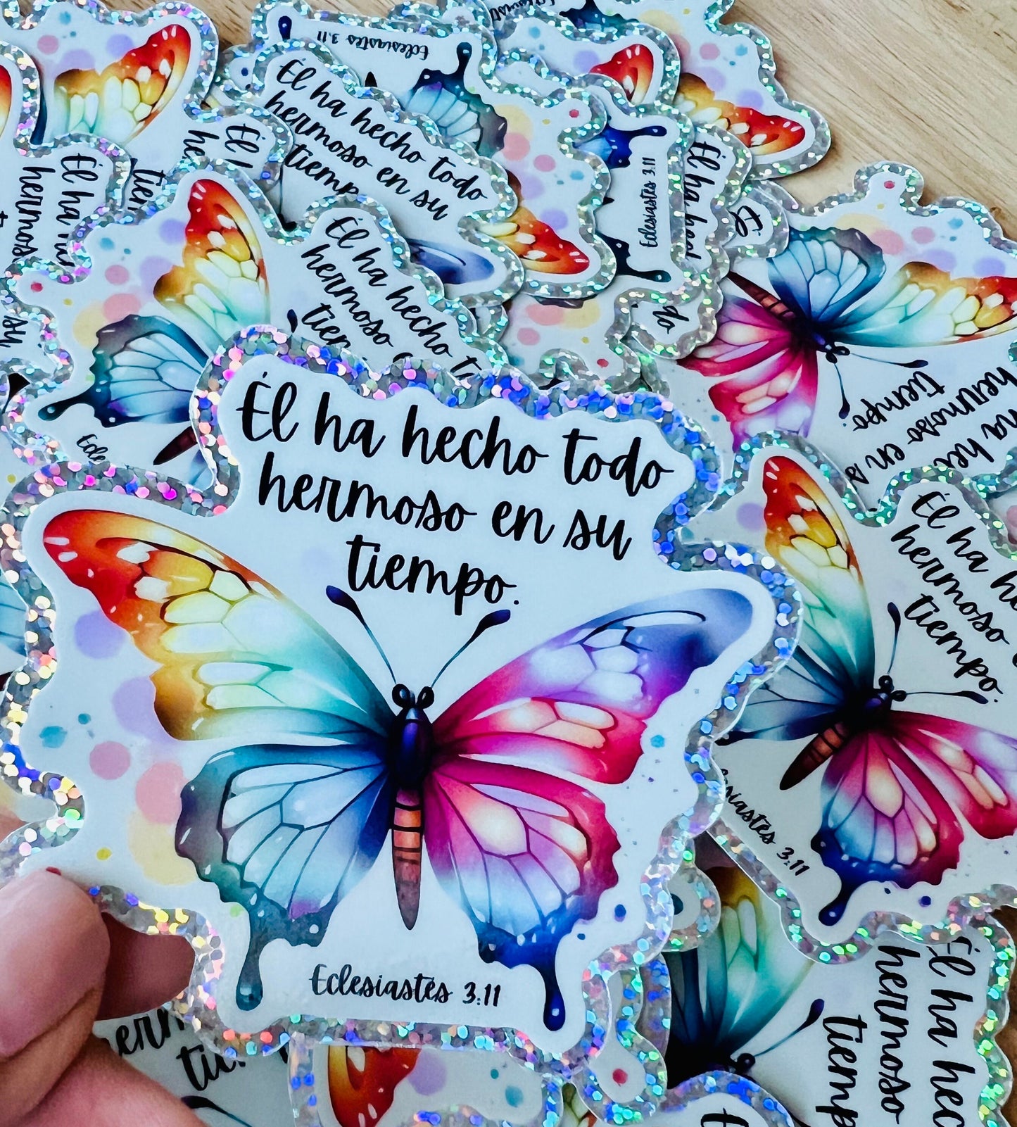 Pegatina impermeable Todo lo Ha Hecho Hermoso con mariposas vibrantes.