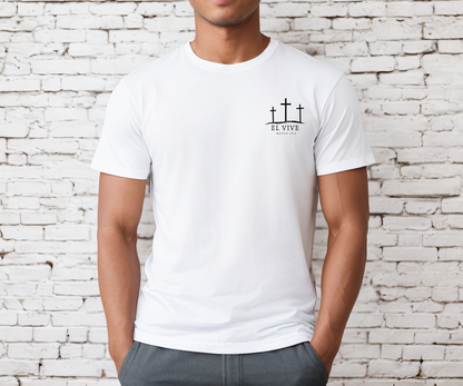 "Camiseta cristiana 'El Vive' en español, con texto inspirador sobre fondo suave, disponible en AboundInFaith.com"