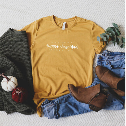 Proverbios 31 Camisa Christiana mostaza para mujer con el texto "Ella se viste de fuerza y dignidad – Proverbios 31:25"