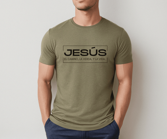 Jesús el Camino Camiseta Cristiana - Hombre usando camiseta cristiana verde oliva.